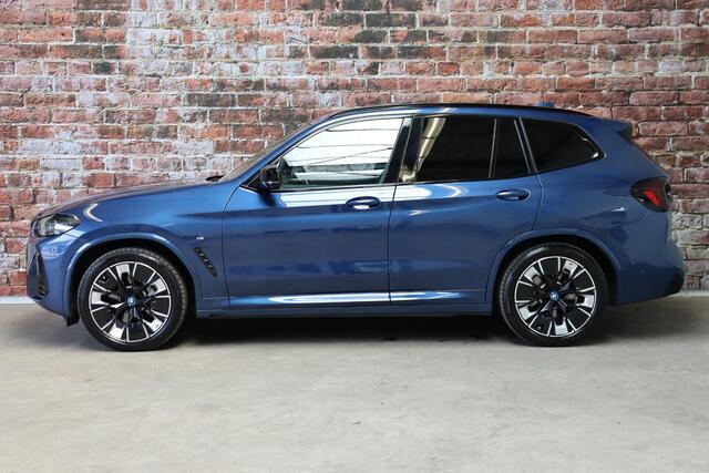 BMW X3 iX3 High Executive M Sport Pakket 80 kWh / Live Cockpit Professional / Active Protection / Driving Assistant Professional / Panoramadak / Trekhaak / Leder / Adaptieve LED-koplamp / Shadow Line / Adaptief Onderstel / Stuurwielverwarming / Head-Up Display 