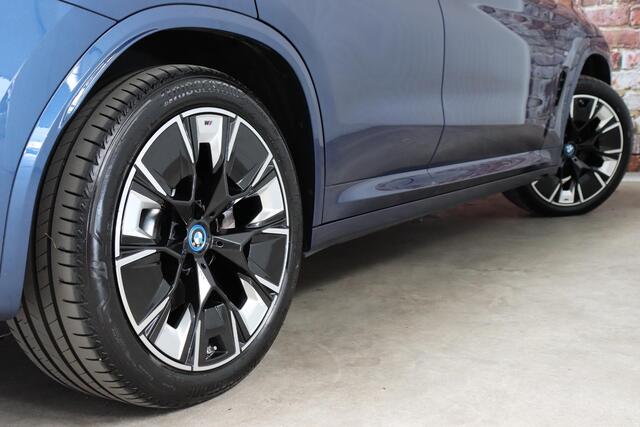 BMW X3 iX3 High Executive M Sport Pakket 80 kWh / Live Cockpit Professional / Active Protection / Driving Assistant Professional / Panoramadak / Trekhaak / Leder / Adaptieve LED-koplamp / Shadow Line / Adaptief Onderstel / Stuurwielverwarming / Head-Up Display 