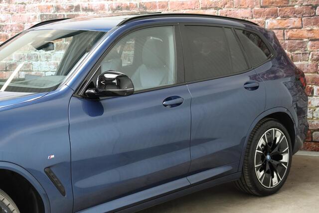 BMW X3 iX3 High Executive M Sport Pakket 80 kWh / Live Cockpit Professional / Active Protection / Driving Assistant Professional / Panoramadak / Trekhaak / Leder / Adaptieve LED-koplamp / Shadow Line / Adaptief Onderstel / Stuurwielverwarming / Head-Up Display 