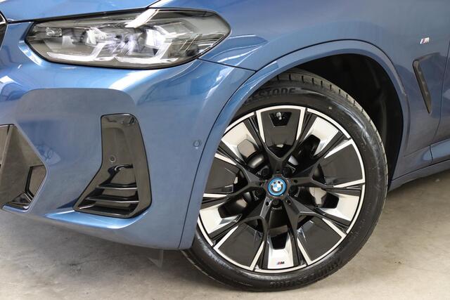 BMW X3 iX3 High Executive M Sport Pakket 80 kWh / Live Cockpit Professional / Active Protection / Driving Assistant Professional / Panoramadak / Trekhaak / Leder / Adaptieve LED-koplamp / Shadow Line / Adaptief Onderstel / Stuurwielverwarming / Head-Up Display 