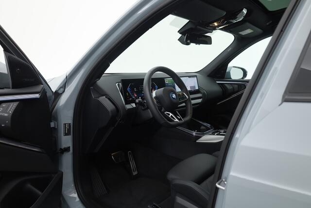 BMW X3 30e xDrive M-Sport Pro | Rijklaar! | Elek. Trekhaak | Pano | Widescreen | Shadowline | HUD | Harman/Kardon | Stuur-stoelverw. | 360*+PDC | Leder+Memory | Dodehoek | NAV+App.Connect | LED | Elek. Klep V