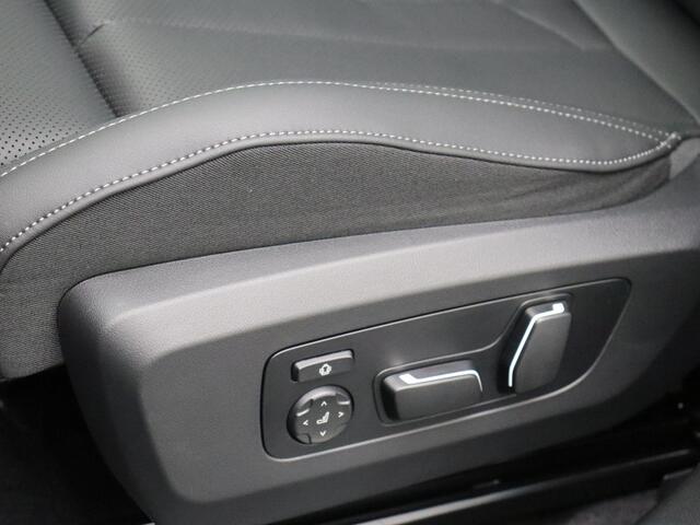 BMW X3 30e xDrive M Sportpakket Pro | Professional Pack | Comfort Pack | Premium Pack | Trekhaak | Panoramadak | Driving Assistant Plus | Harman Kardon | 20''