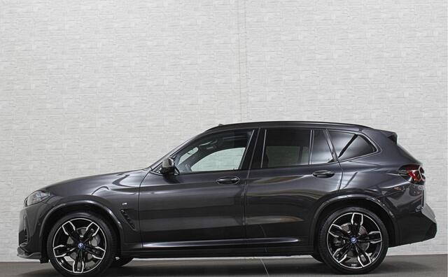 BMW X3 iX3 M-Sport | Sophisto Grey! | Panorama | ACC | Leder | Memory | El. Trekhaak | 97.6% SOH | Sfeerverlichting | 3-Zone Clima | Carplay | LED | Btw auto, 35250,= ex. | Rijklaar incl. Bovag garantie!