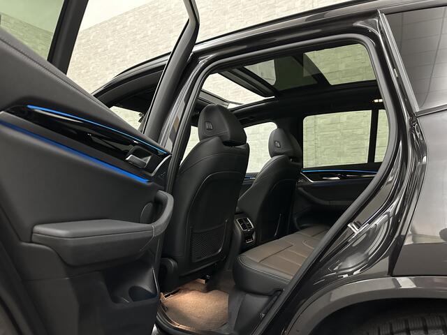 BMW X3 iX3 M-Sport | Sophisto Grey! | Panorama | ACC | Leder | Memory | El. Trekhaak | 97.6% SOH | Sfeerverlichting | 3-Zone Clima | Carplay | LED | Btw auto, 35250,= ex. | Rijklaar incl. Bovag garantie!