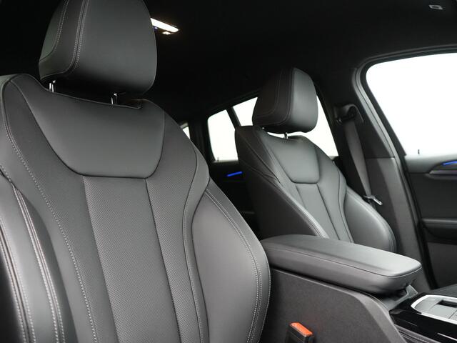 BMW X4 xDrive20i M Sport 184pk Dealer O.H. Carbon Schwarz Metallic | Adaptive Cruise | Camera | Sfeerverlichting | Lederen Sportstoelen Verwarmd | Apple Carplay | Virtual Cockpit | Navigatie | DAB | 19"L.M |