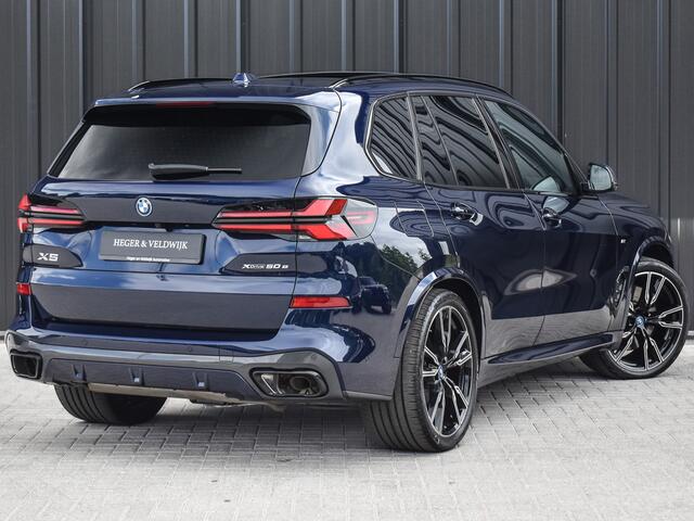 BMW X5 xDrive50e M-SPORT PRO | PANORAMADAK | ACHTERAS BESTURING | ACTIVE CRUISE CONTROL | COMFORT STOELEN | HEAD UP | IONIC GLOW | HARMAN KARDON | 360 CAMERA | ELEKTR. TREKHAAK | SOFT CLOSE | ALCANTARE HEMEL | STOELVERWARMING V+A