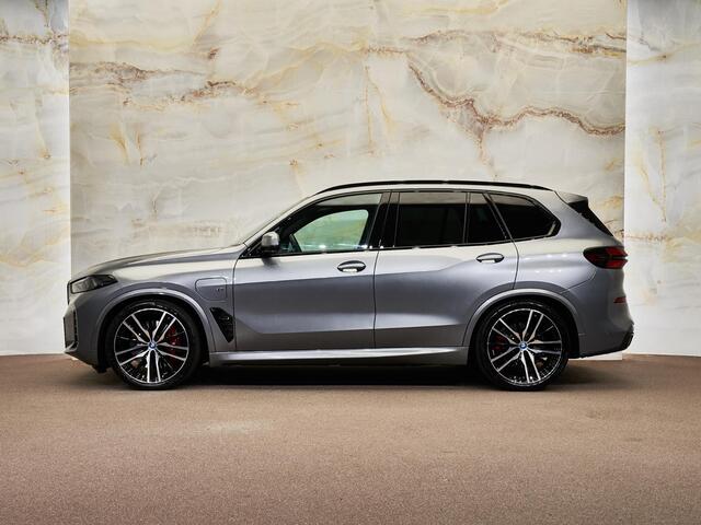 BMW X5 xDrive50e M Sport Pro, M Stoelen, Sky Lounge Pano, 4-wielbest., luchtv., CraftedClarity, carbon, H/K, massage, 22", tr.haak, softclose, privacy