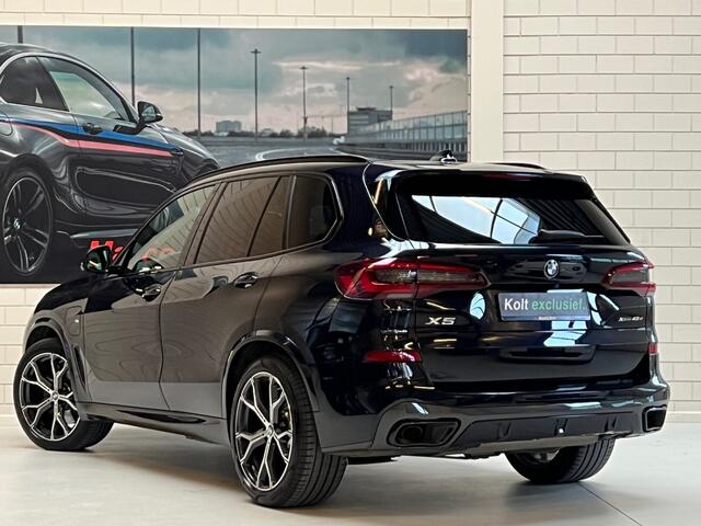 BMW X5 xDrive45e M-Sport 394 PK Automaat / Luchtvering / Head-Up / Harman-Kardon / Panoramadak / Navigatie / Laser Led Light / Camera / Trekhaak / M Carbon Black / Park Assist / 1e Eigenaar!