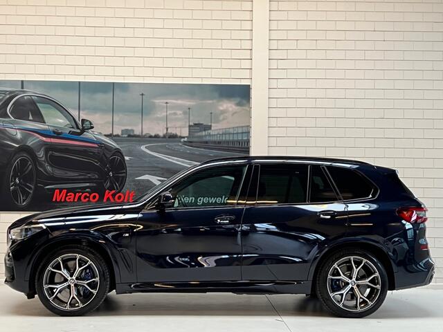 BMW X5 xDrive45e M-Sport 394 PK Automaat / Luchtvering / Head-Up / Harman-Kardon / Panoramadak / Navigatie / Laser Led Light / Camera / Trekhaak / M Carbon Black / Park Assist / 1e Eigenaar!