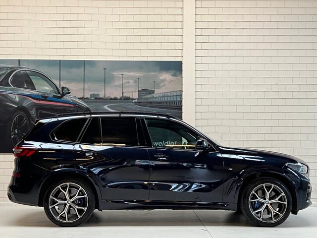 BMW X5 xDrive45e M-Sport 394 PK Automaat / Luchtvering / Head-Up / Harman-Kardon / Panoramadak / Navigatie / Laser Led Light / Camera / Trekhaak / M Carbon Black / Park Assist / 1e Eigenaar!