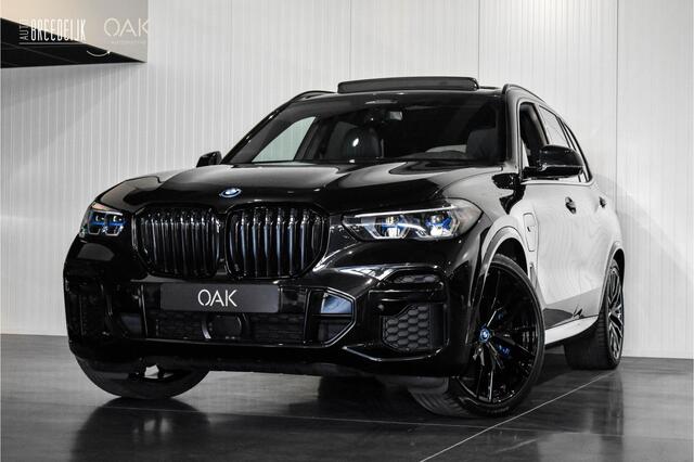 BMW X5 xDrive45e M-Sport | Live Cockpit | Panorama SkyLounge | H&K | 360 Camera | Leder | Trekhaak | Head-Up | ACC | 22" | Saphire Zwart