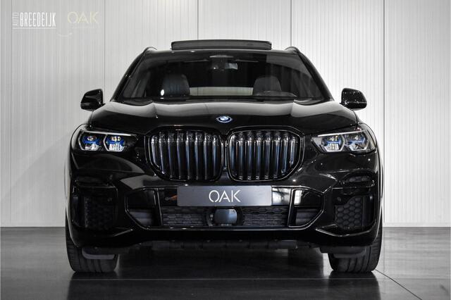 BMW X5 xDrive45e M-Sport | Live Cockpit | Panorama SkyLounge | H&K | 360 Camera | Leder | Trekhaak | Head-Up | ACC | 22" | Saphire Zwart