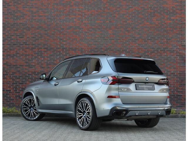 BMW X5 50e xDrive | Frozen - SkyLounge - B&W