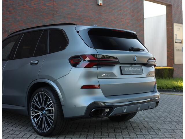 BMW X5 50e xDrive | Frozen - SkyLounge - B&W