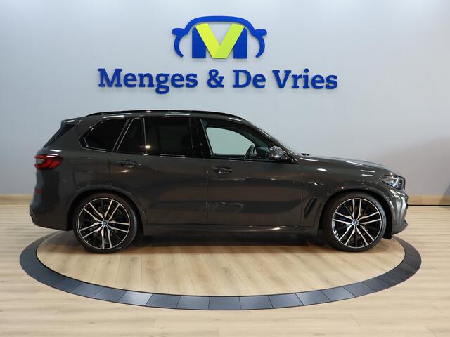 BMW X5 xDrive45e High Executive M-Sport pakket Dravitgrau Metallic Airco ECC | Achterwiel Besturing | Panorama | Trekhaak | Soft Close | Luchtvering | Stoel Ventilatie | Beker Verwarming\Verkoeling | Isofix