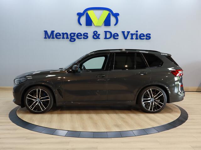 BMW X5 xDrive45e High Executive M-Sport pakket Dravitgrau Metallic Airco ECC | Achterwiel Besturing | Panorama | Trekhaak | Soft Close | Luchtvering | Stoel Ventilatie | Beker Verwarming\Verkoeling | Isofix