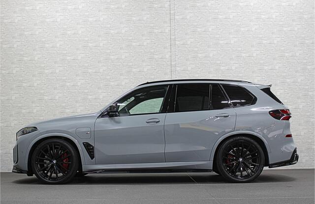 BMW X5 50e M-Sport Pro | 360 Camera | ACC | Panorama | Carbon | Head-Up | Trekhaak | Harman-Kardon | Memory | 22 inch | Comfortstoelen | Stoelverwarming V+A | Keyless-Entry | M-Gordels | Iconic-Glow | Stuurverwarming | ISO-Glas | Luchtvering | Zonwering | Carpla