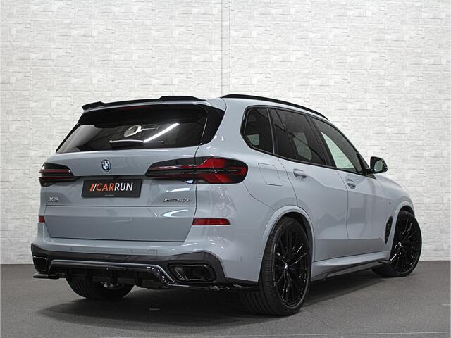 BMW X5 50e M-Sport Pro | 360 Camera | ACC | Panorama | Carbon | Head-Up | Trekhaak | Harman-Kardon | Memory | 22 inch | Comfortstoelen | Stoelverwarming V+A | Keyless-Entry | M-Gordels | Iconic-Glow | Stuurverwarming | ISO-Glas | Luchtvering | Zonwering | Carpla