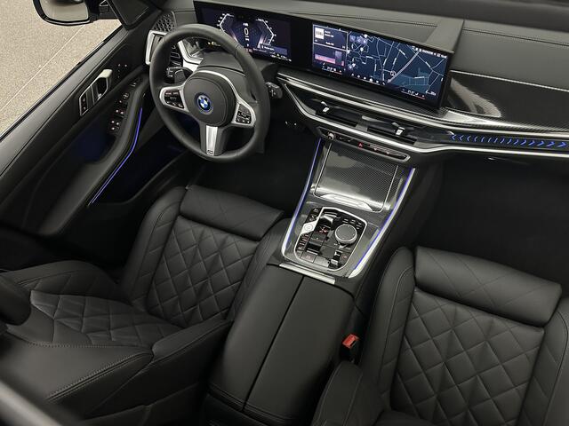 BMW X5 50e M-Sport Pro | 360 Camera | ACC | Panorama | Carbon | Head-Up | Trekhaak | Harman-Kardon | Memory | 22 inch | Comfortstoelen | Stoelverwarming V+A | Keyless-Entry | M-Gordels | Iconic-Glow | Stuurverwarming | ISO-Glas | Luchtvering | Zonwering | Carpla