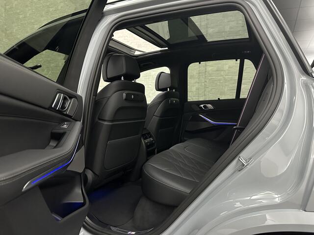 BMW X5 50e M-Sport Pro | 360 Camera | ACC | Panorama | Carbon | Head-Up | Trekhaak | Harman-Kardon | Memory | 22 inch | Comfortstoelen | Stoelverwarming V+A | Keyless-Entry | M-Gordels | Iconic-Glow | Stuurverwarming | ISO-Glas | Luchtvering | Zonwering | Carpla