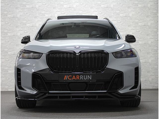 BMW X5 50e M-Sport Pro | 360 Camera | ACC | Panorama | Carbon | Head-Up | Trekhaak | Harman-Kardon | Memory | 22 inch | Comfortstoelen | Stoelverwarming V+A | Keyless-Entry | M-Gordels | Iconic-Glow | Stuurverwarming | ISO-Glas | Luchtvering | Zonwering | Carpla