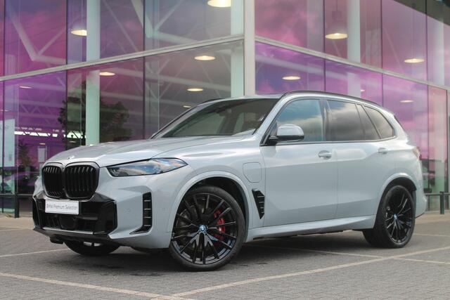 BMW X5 xDrive50e High Executive M Sport Automaat / Panoramadak / Trekhaak / Soft-Close / Adaptief onderstel / Comfort Access / Stoelverwarming / Adaptieve LED / Parking Assistant Professional / Harman Kardon