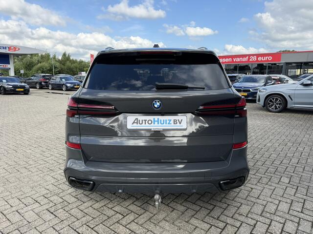 BMW X5 xDrive50e M Sport Pro Skylounge Panoramadak Trekhaak Carbon Interieurlijsten M Sport Zetels Iconic Glow Grill Harman-Kardon 22 Inch Softclose stoelventilatie Head-Up Display Keyless Entry