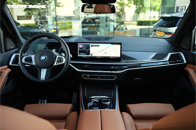 BMW X5 xDrive50e M Sport Automaat / Panoramadak / Trekhaak / Head Up / Harman Kardon / Memory / Adaptive LED / Driving Assistant Pro / Parking Assistant Pro / 21" LMV