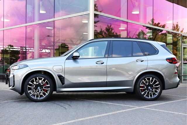 BMW X5 xDrive50e M Sport Automaat / Panoramadak / Trekhaak / Head Up / Harman Kardon / Memory / Adaptive LED / Driving Assistant Pro / Parking Assistant Pro / 21" LMV