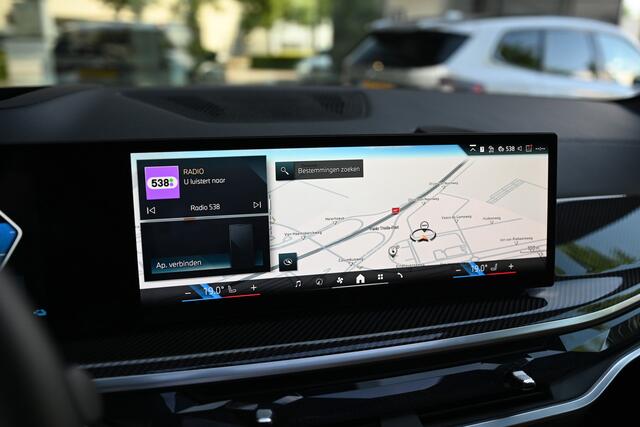 BMW X5 xDrive50e M Sport Automaat / Panoramadak / Trekhaak / Head Up / Harman Kardon / Memory / Adaptive LED / Driving Assistant Pro / Parking Assistant Pro / 21" LMV