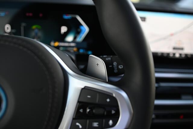 BMW X5 xDrive50e M Sport Automaat / Panoramadak / Trekhaak / Head Up / Harman Kardon / Memory / Adaptive LED / Driving Assistant Pro / Parking Assistant Pro / 21" LMV