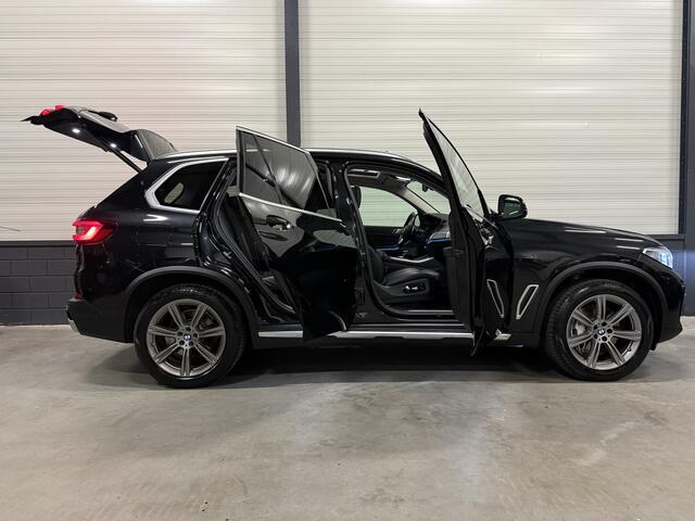 BMW X5 xDrive45e High Exe PANO/H&K/TREKHAAK/LASER/INDIVIDUAL-LEER/HEAD-UP/ACC/MEMORY+VENTILATIE/360CAMERA/ACTIVE-STEERING/BLACK-SAPPHIRE/VOLLEDIGE BMW DEALER OH HISTORIE,NET OH BEURT GEHAD