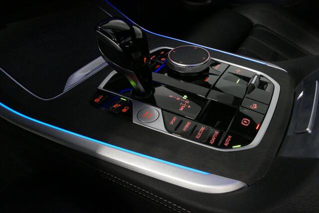 BMW X5 xDrive45e M Sport / Maxton Design Bodykit V.2 / Panoramadak / Luchtvering / Elektr. verstelbare voorstoelen (links memory) / Soft close - Servosluiting / Apple Carplay - Android Auto / Stoelverwarming / Ambienteverlichting / 22'' LMV / LED Koplampen / Com