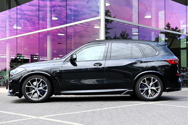 BMW X5 xDrive45e High Executive M Sport Automaat / Panoramadak / Trekhaak / Sportstoelen / Laserlight / Adaptief onderstel / Parking Assistant Plus / Head-Up / Gesture Control / Comfort Access