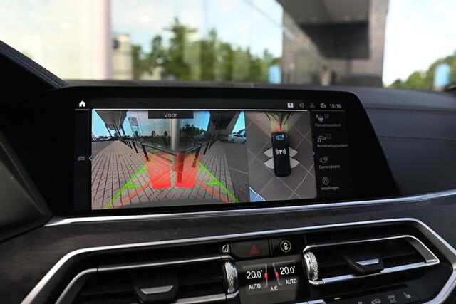 BMW X5 xDrive45e High Executive M Sport Automaat / Panoramadak / Trekhaak / Sportstoelen / Laserlight / Adaptief onderstel / Parking Assistant Plus / Head-Up / Gesture Control / Comfort Access