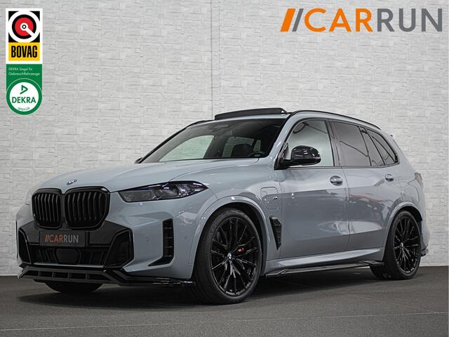 BMW X5 50e M-Sport Pro | 360 Camera | ACC | Panorama | Carbon | Head-Up | Trekhaak | Harman-Kardon | Memory | 22 inch | Comfortstoelen | Stoelverwarming V+A | Keyless-Entry | M-Gordels | Iconic-Glow | Stuurverwarming | ISO-Glas | Luchtvering | Zonwering | Carpla