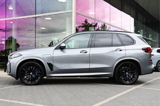 BMW X5 xDrive50e High Executive M Sport Automaat / Panoramadak / Trekhaak / Sportstoelen / Soft-Close / Parking Assistant Professional / Adaptief onderstel / Adaptieve LED / Harman Kardon