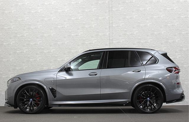 BMW X5 50e *7x Op Voorraad* M-Sport Pro | 360 Camera | Sky-Lounge Pano | ACC | Comfortstoelen | Indiv. Leder | Massage | Stoelventilatie | 4-Zone Clima | Trekhaak | 22'' | Head-Up | Keyless-Entry | Harman-Kardon | Stoelverwarming V+A | M-Gordels | Glaspook | Stu