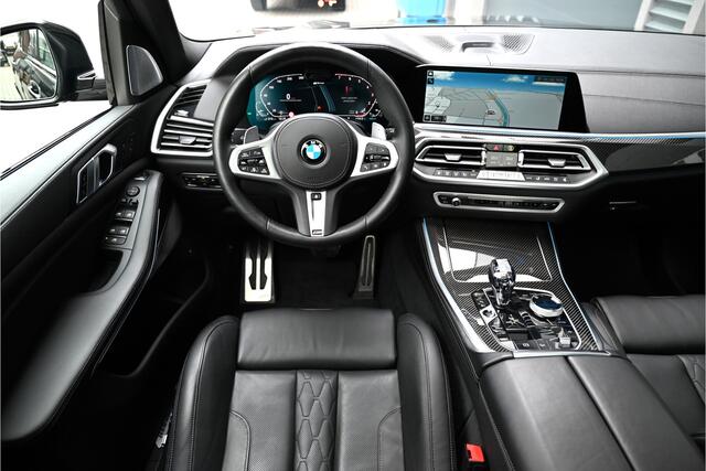BMW X5 xDrive45e M-SPORT / SKYLOUNGE PANO / M-PERF SEATS / B&W / CARBON / LASER / HUD / 4 WIELSTURING