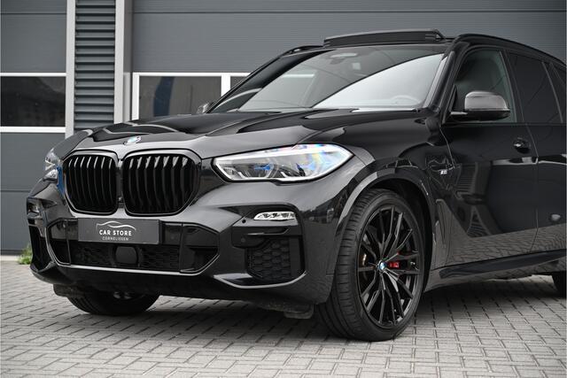 BMW X5 xDrive45e M-SPORT / SKYLOUNGE PANO / M-PERF SEATS / B&W / CARBON / LASER / HUD / 4 WIELSTURING
