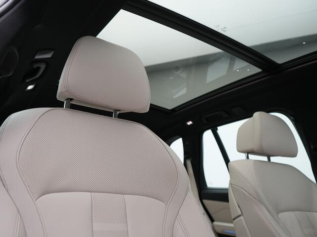 BMW X5 xDrive45e M Sport Plug In Hybrid 395pk Dealer O.H. PHEV | Trekhaak Af Fabriek | Panodak | Soft Close | Luchtvering | 360 Camera | Adaptive Cruise | Harman & Kardon | Lederen Comfortstoelen Memory & Verwarmd | Blis | M Sportstuur Verwarmd |