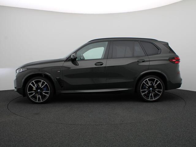 BMW X5 xDrive50e M Sportpakket Pro | Travel Pack | Innovation Pack | Comfort Plus Pack | Exclusive Pack | Integral Active Steering | Soft Close | Trekhaak | Glazen Panoramadak Sky Lounge | M Multifunctionele voorstoelen | Driving Assistant | Harman Kardon | 22'