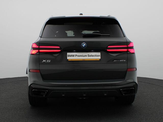 BMW X5 xDrive50e M Sportpakket Pro | Travel Pack | Innovation Pack | Comfort Plus Pack | Exclusive Pack | Integral Active Steering | Soft Close | Trekhaak | Glazen Panoramadak Sky Lounge | M Multifunctionele voorstoelen | Driving Assistant | Harman Kardon | 22'