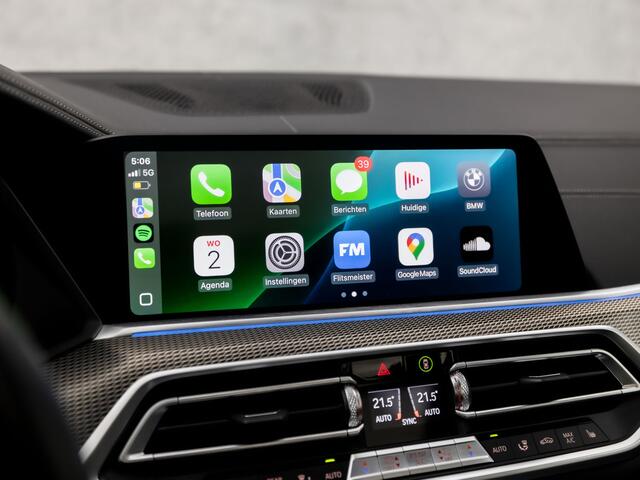BMW X5 xDrive45e M Sport High Executive 395Pk Automaat (PANORAMADAK, APPLE CARPLAY, LUCHTVERING, HEAD-UP DISPLAY, HARMAN/KARDON, LASER KOPLAMPEN, COMFORTSTOELEN, LIVE COCKPIT PRO, ADAPTIVE CRUISE, NIEUWSTAAT)