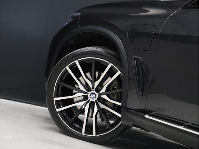 BMW X5 xDrive45e High Executive [SCHUIFKANTELDAK, TREKHAAK INKLAPBAAR, MEMORY SEATS, HARMAN/KARDON, APPLE CARPLAY, ANDROID, 360 CAMERA, HEAD-UP, STUURVERWARMING, STOELVERWARMING, ADAPTIVE CRUISE, VOL LEDER, NIEUWSTAAT]
