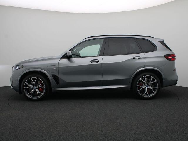 BMW X5 xDrive50e M Sportpakket Pro | Travel Pack | Innovation Pack | Comfort Pack | Adaptief onderstel met luchtvering op voor- en achteras | Trekhaak | Panoramadak | Driving Assistant Professional | Parking Assistant Professional | Harman Kardon | 21''