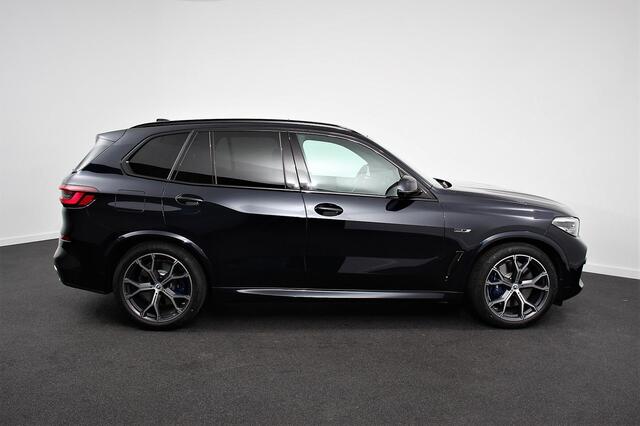 BMW X5 xDrive45e 394pk High Executive M-Sport PHEV 6 cilinder Panoramisch schuif-kantel dak Harman Kardon Head up display Lederen bekleding Electrische verstelling comfort stoelen