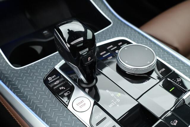 BMW X5 xDrive45e M Sport | Pano | Laser | HUD | Driving Assistant Pro. | 360cam | Luchtvering | 22'' | Leder