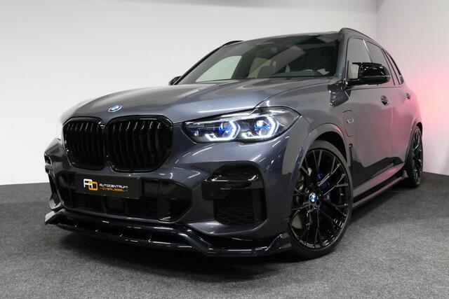 BMW X5 xDrive45e M Sport / Maxton Design Bodykit V.2 / Panoramadak / Soft-close / Koplamp Laser / Elektr. verstelbare voorstoelen + memory / Luchtvering / Stoelverwarming voor + achter / Stoelventilatie / Head-Up Display / Apple Carplay - Andriod Auto / Ambiente