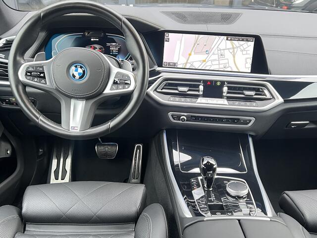 BMW X5 xDrive45e M-Sport High Executive Panodak Trekhaak Laserlicht Head-Up Comfortstoelen 21 Inch Velgen Life Cockpit Prof ACC Driving Assist Prof Achteras besturing Leder Dash Harman Kardon Audio Stoelventilatie Bom Vol Opties Individual Tansanitblau 1e Eigena
